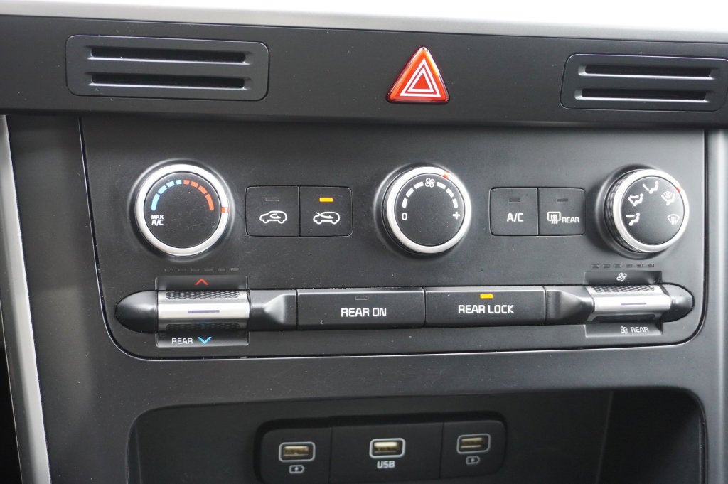 2023 Kia Carnival LX Seat Package